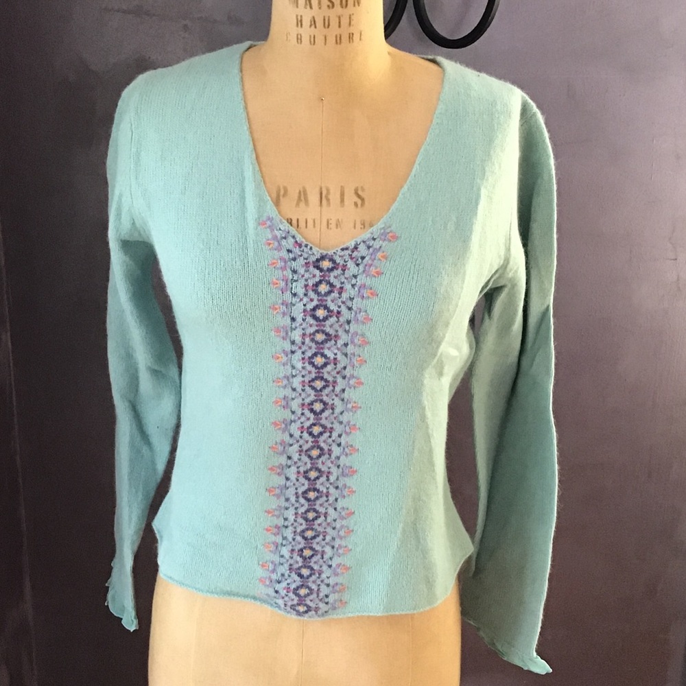 Embroidered wool V-neck  with frilled sleeves